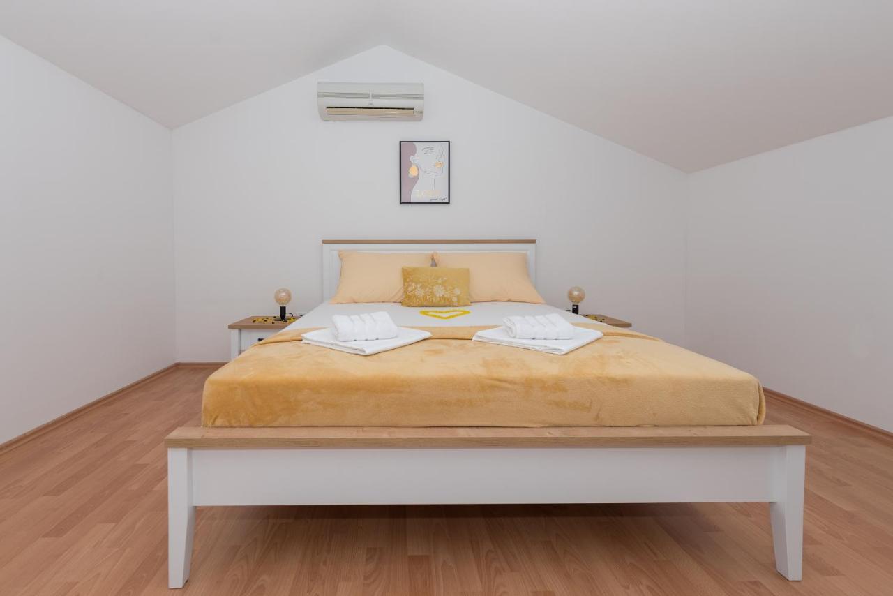Deluxe 3 Bedroom Apartment With Sea View Baška Voda Exterior foto